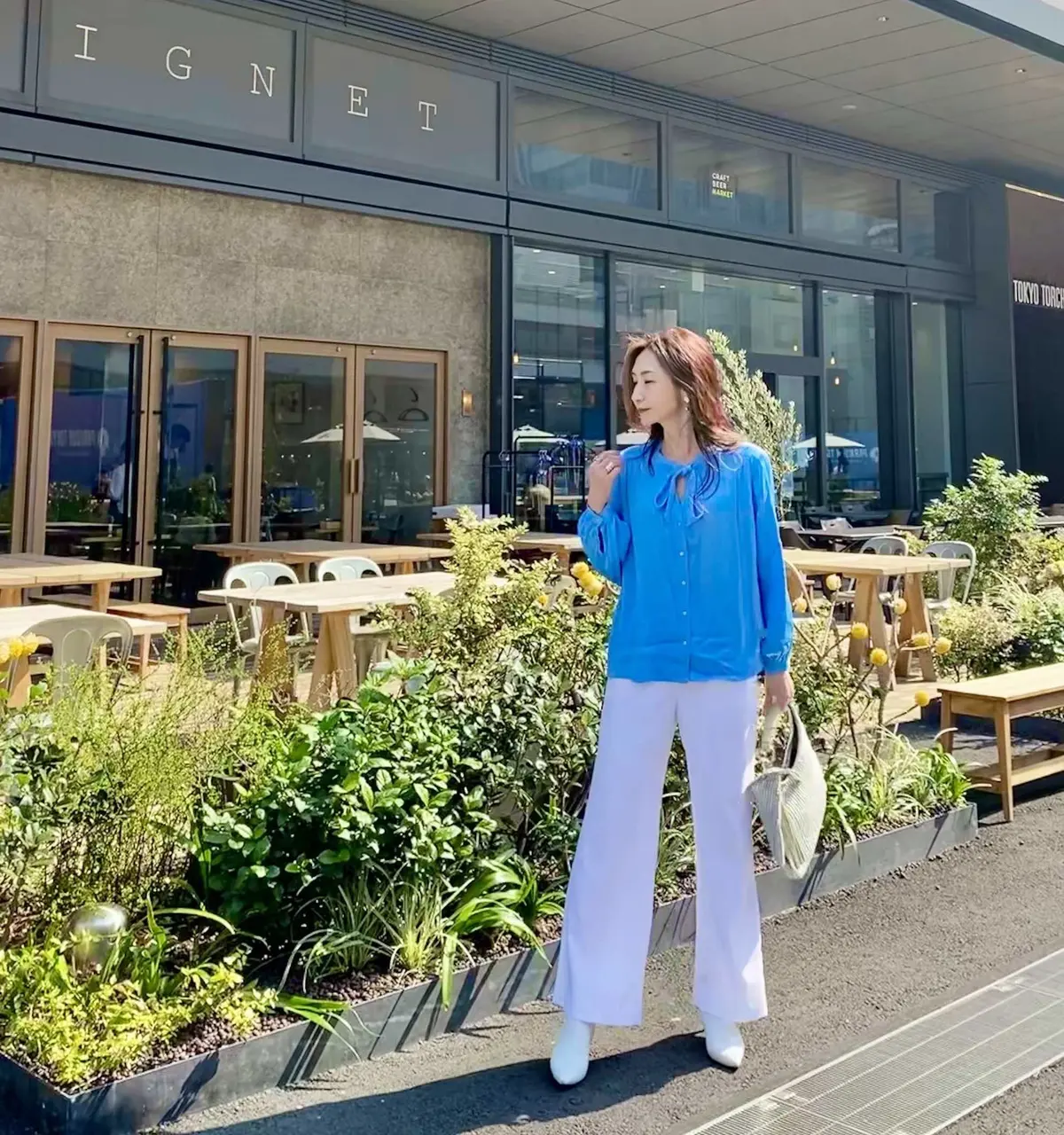 シルバーのバッグを持ってます