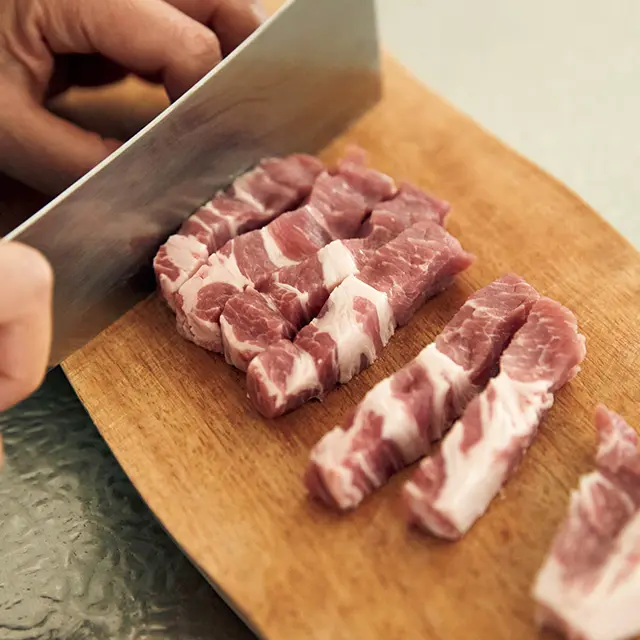 最初に肉に火を通し、味がしみ込んだところに、キャベツをたっぷりのせて蒸し煮に。