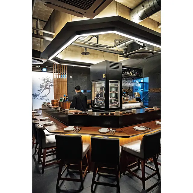 カウンター席のほかに個室（4名から 利用可）も完備