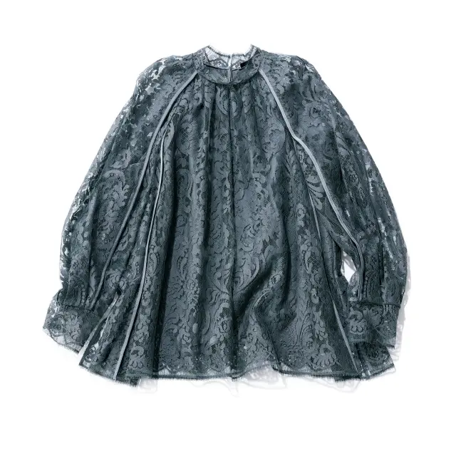 ブラウス（インナーつき）￥121,000／ebure GINZA SIX店（ebure）