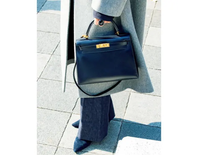 小物すべてがネイビー。