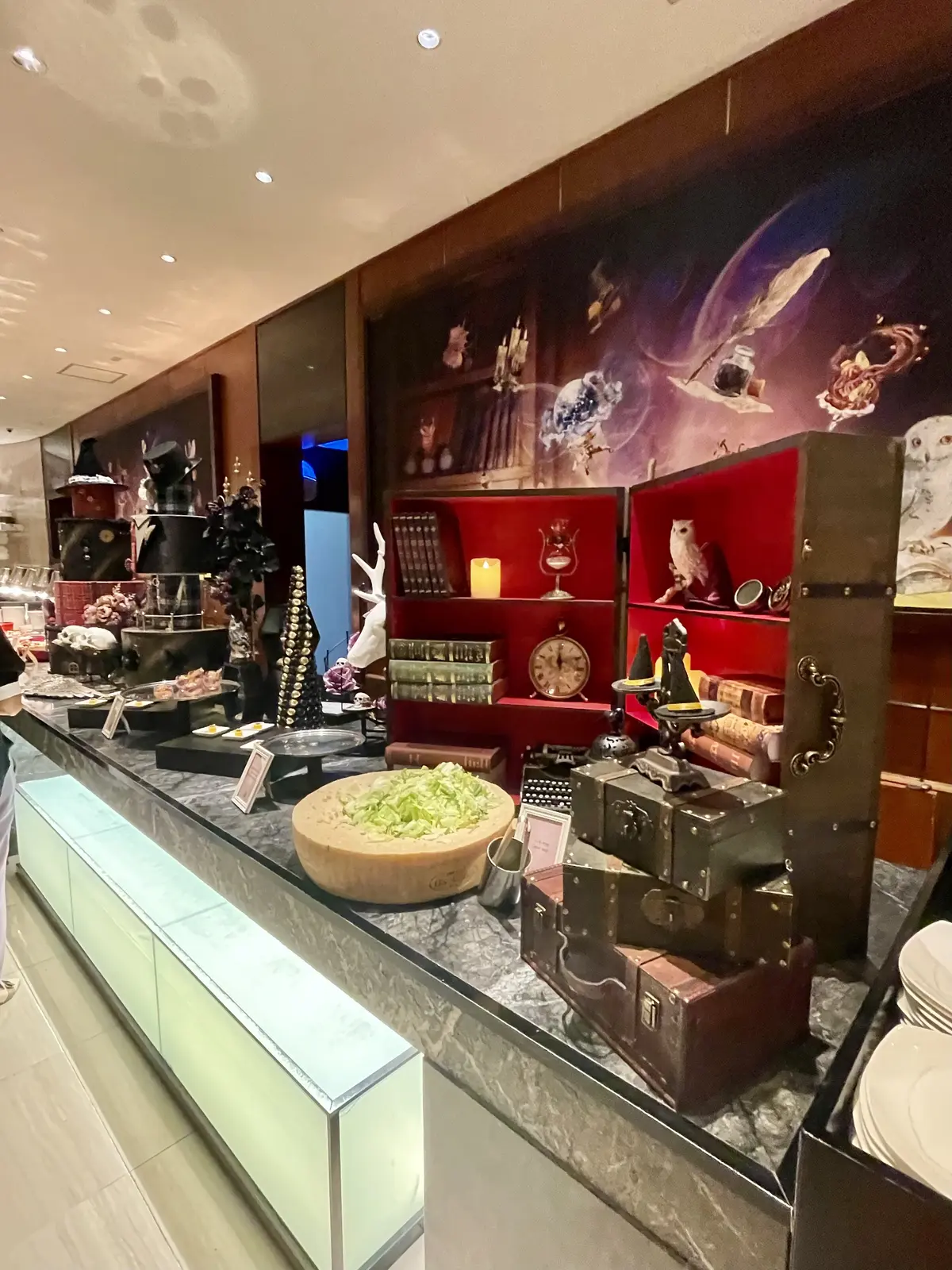 魔女と魔法使いの学校、ヒルトン、Hilton、ヒルトン東京、Hilton Tokyo、Hilton TOKYO、マーブルラウンジ、ヒルトン東京マーブルラウンジ、Marble Lounge、期間限定、秋のスイーツビュッフェ、スイーツ、ビュッフェ、スイーツビュッフェ、ケーキ、デザート、オレンジ、ワンピース、ノースリーブ、ノースリーブワンピース、Aラインワンピース、シンプルワンピース、ロングヘア、ダイヤ、ジュエリー、ペンダント、一粒ダイヤ、羽、羽バッグ、カゴバッグ、バッグ、ビジューバッグ、グレー、グレーバッグ、パンプキン色、ハロウィン、ハロウィン風、ハロウィン風ワンピース、ハロウィン、ハロウィンイメージ、ハロウィンカラー、ハロウィンオレンジ、生搾りモンブラン、紫芋、紫芋モンブラン、生搾りモンブラン、かぼちゃムース、チョコレートムース、可愛いケーキ、可愛いスイーツ、お洒落ケーキ、おしゃれケーキ、お洒落スイーツ、おしゃれスイーツ