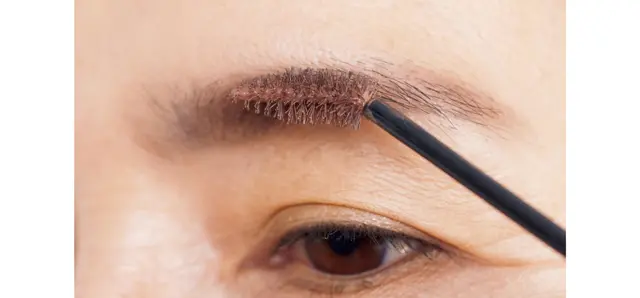 仕上げはパウダーと同じピンク系のマスカラで表面をふわふわっとなぞる。眉間の1〜2本をコンシーラーで薄めるとより若々しく。