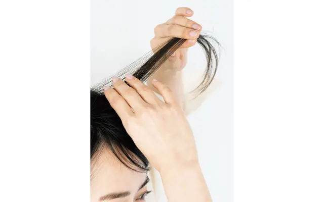 分けぐせがついていないため表面の髪が浮きやすく。