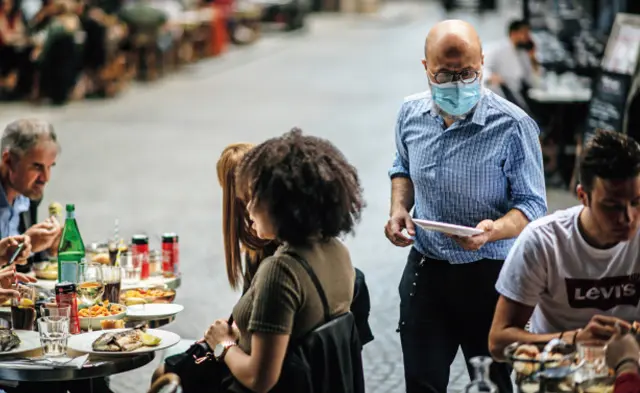 パリ市は秋まで無申請でもテラス営業を許可