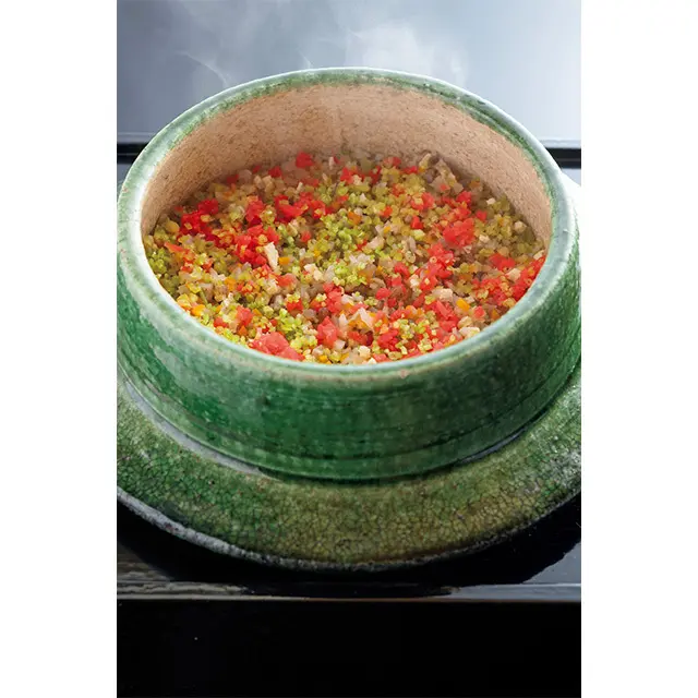 仕上げに紅しょうがと三ツ葉を散らし、紅葉を彷彿させる彩りに