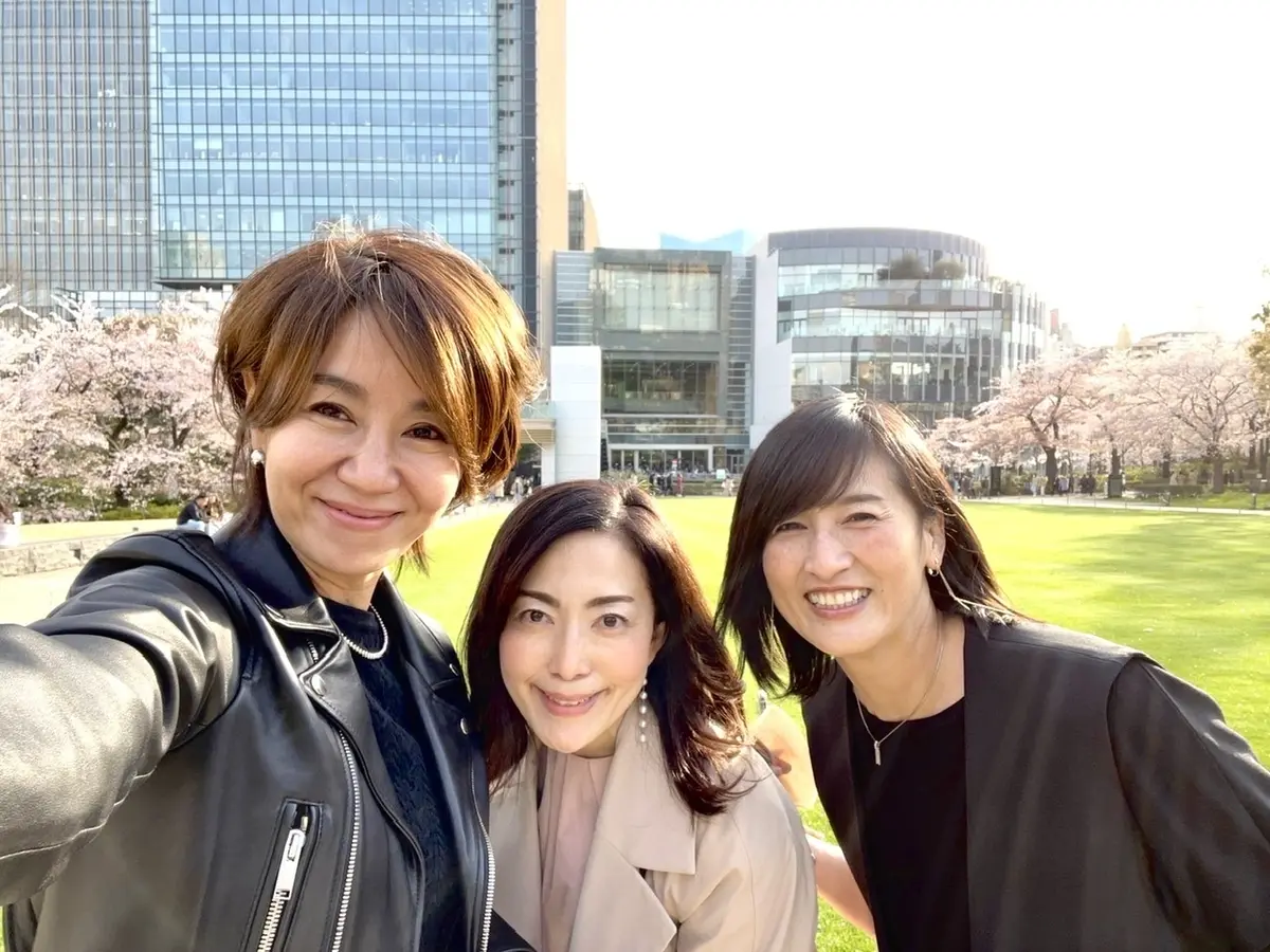 きれい色ブラウスを着て東京ミッドタウンでの画像_3