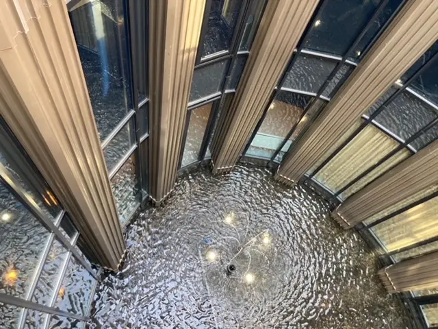 松濤美術館　噴水　地下から