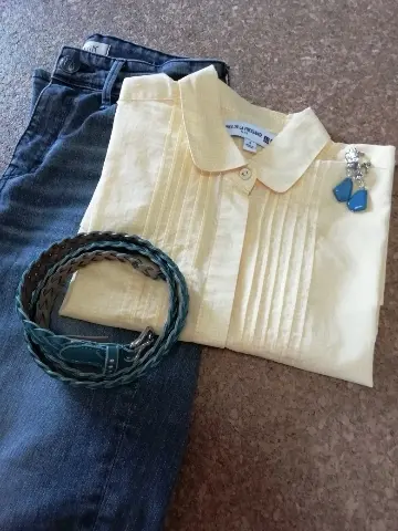 ヤヌークのデニムパンツとコーディネイト。差し色にはブルーのベルト＆イヤリングを。