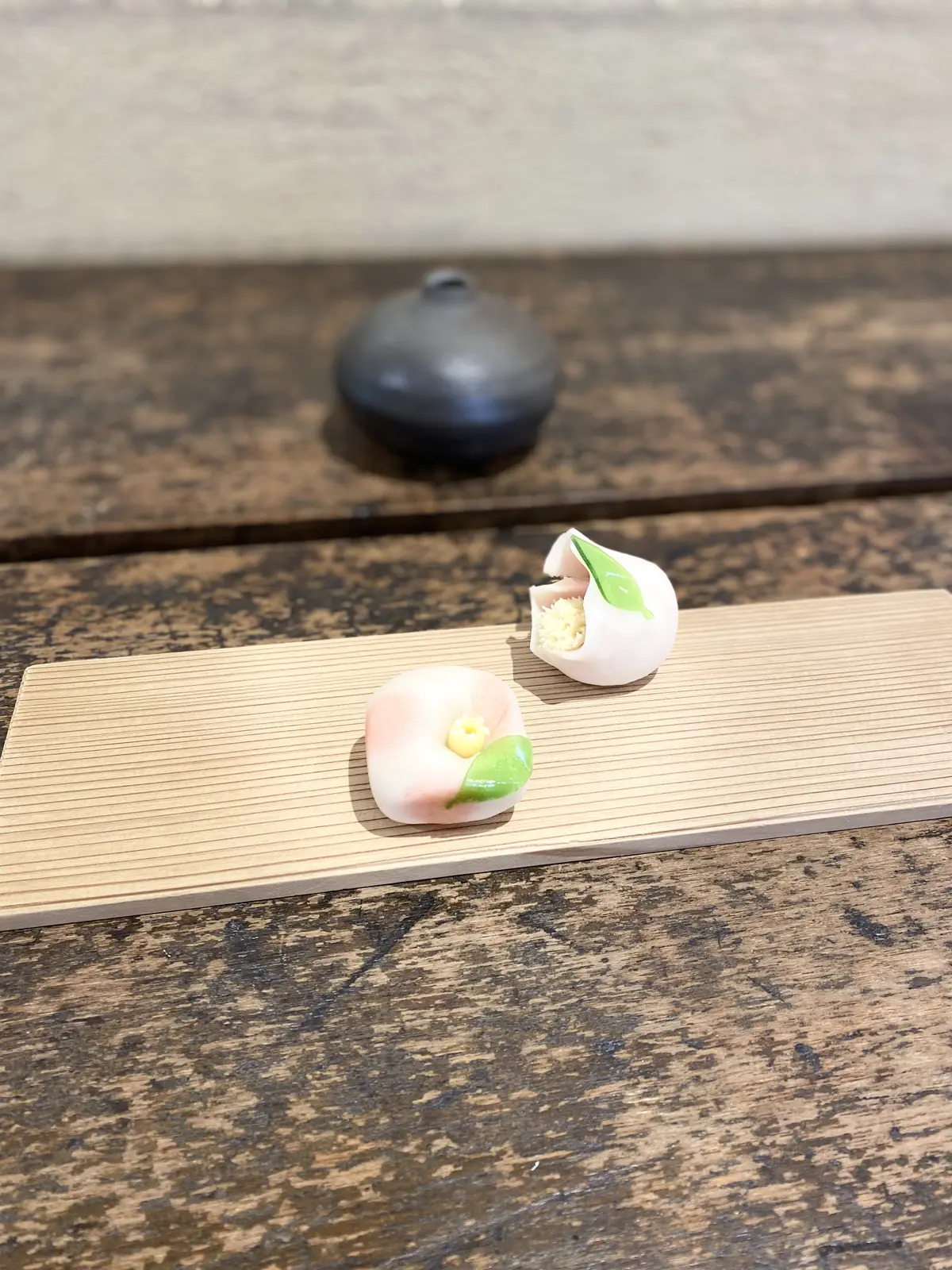 和菓子作り体験の講師が仕上げた「こかたし」「曼荼羅」の完成品見本。