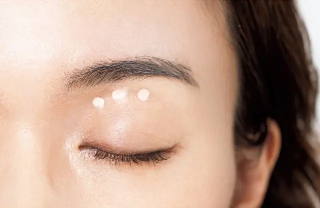 《2》影の濃い部分に コンシーラーを3点ほど置く