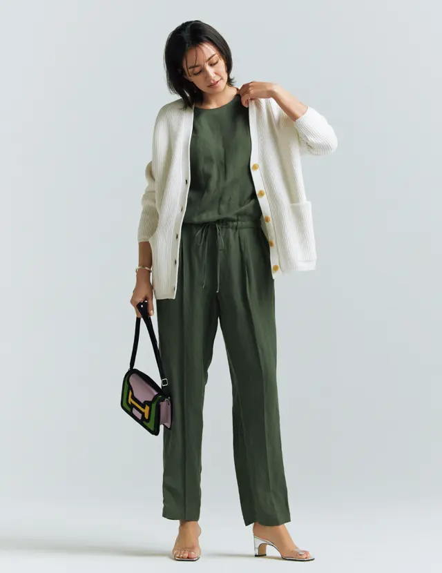 白のニットカーディガンをアクセントにしたコーデ