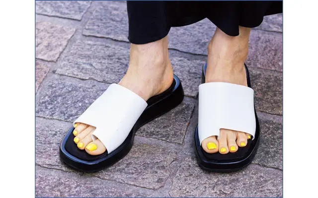 おしゃれな50代のサンダル＆ネイル