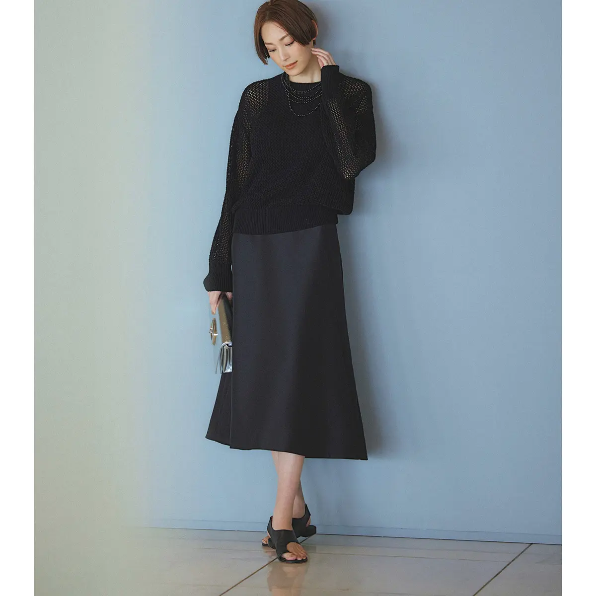 シアーニットとスカートの全身黒コーデ　モデル・LIZA