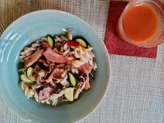 OurAge×Webエクラ　自宅ごはんの日。玄米パスタ（低糖質）を使用したベーコン、しめじ、ズッキーニと具だくさんのペペロンチーノ