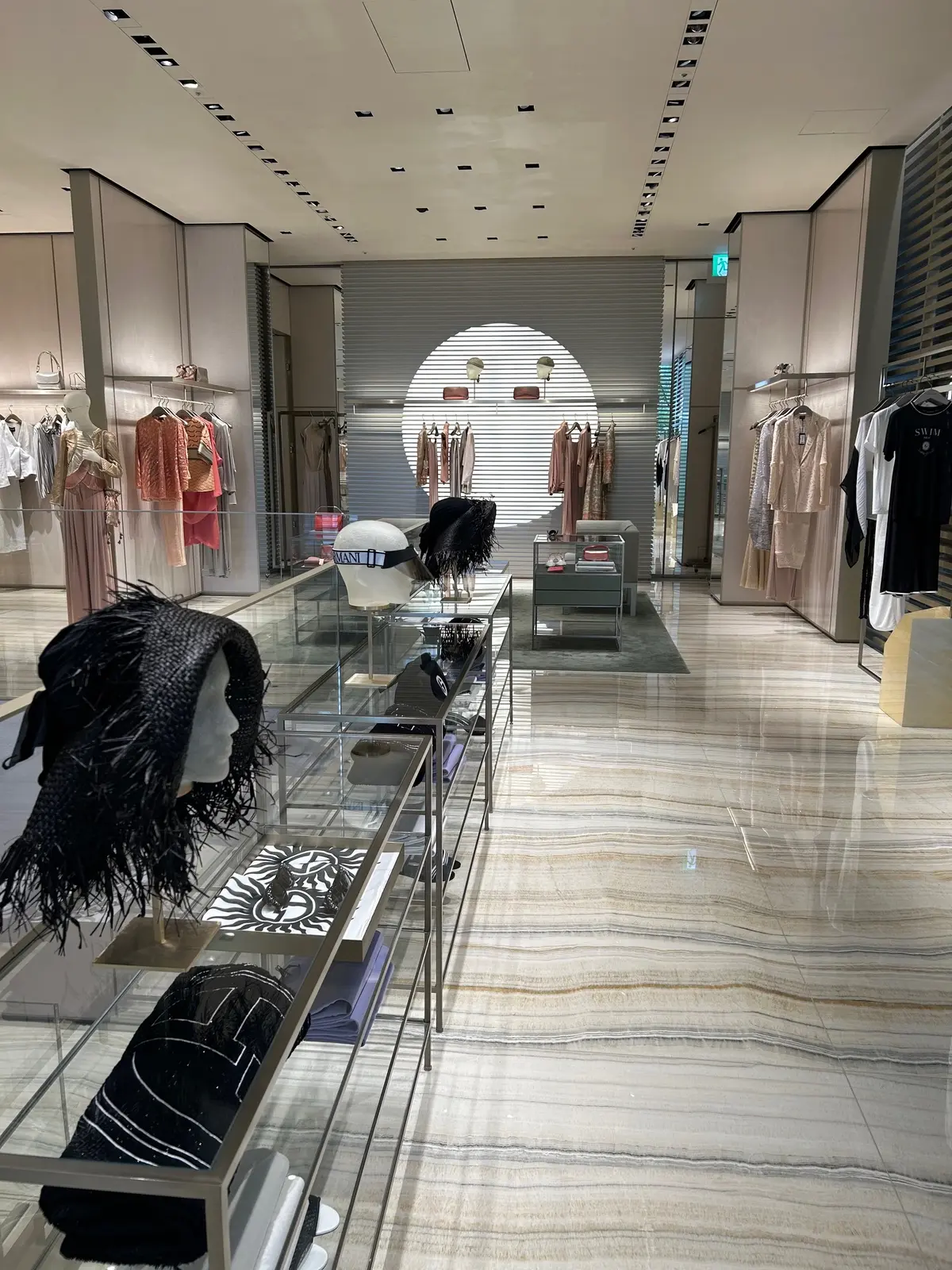 ジョルジオ アルマーニ 表参道店　２階　ウィメンズ