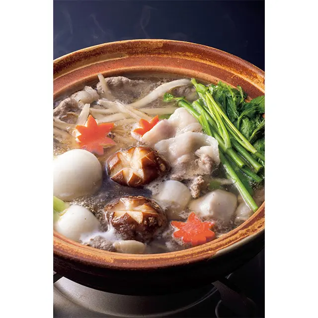 猪は炊くほどにおいしさが増し、鍋後の雑炊も絶品。毎冬、 鍋目当てに訪れる常連客も多く、春は山菜や筍、夏は天然鮎、秋は 松茸を楽しめる