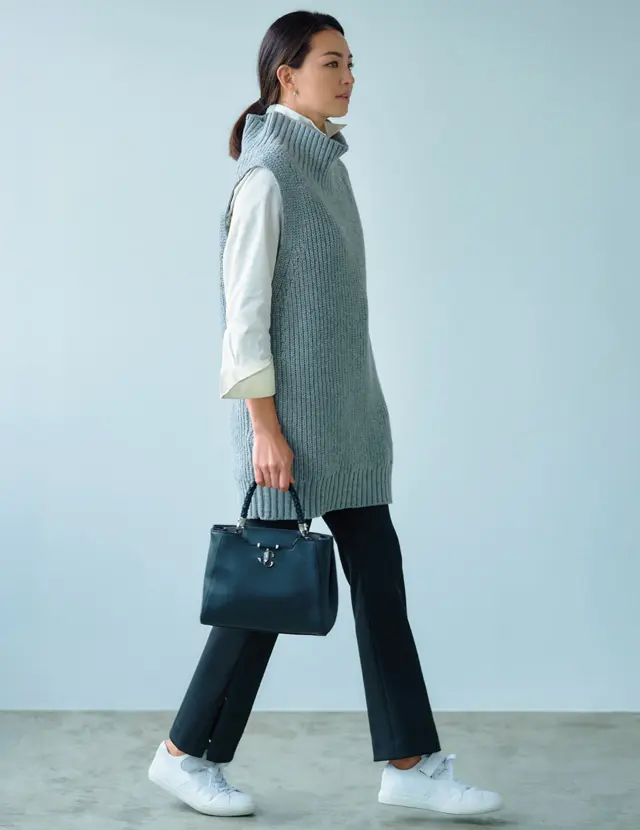 ハイネックのグレーニットのRINA