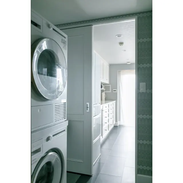 キッチン奥にはランドリールームがあり、家事動線もスムーズ