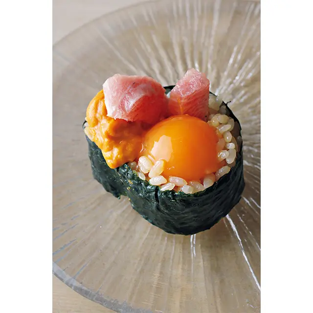 もうひとつの 名物が「トロと卵黄の太巻き」。