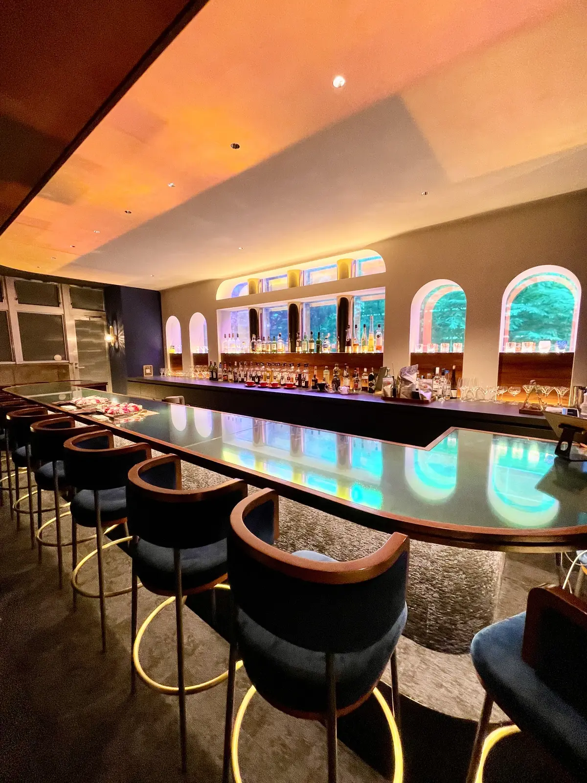 お洒落バー、お洒落カウンター、お洒落、お洒落な店内、お洒落スイーツ&バー、ボトルキープ、間接照明、お洒落照明、Constellation.、SweetscafeBAR、バー、スイーツバー、入り口、通路、廊下、プロローグ、モダン、ブルーライト、間接照明、エピローグ、幻想的、幻想的カウンター、カウンター、カウンターバー、スイーツ&バー、内装、店内、バー店内、薔薇、フラワーアレンジ、薔薇ランチョンマット、フラワーランチョンマット、カトラリー、