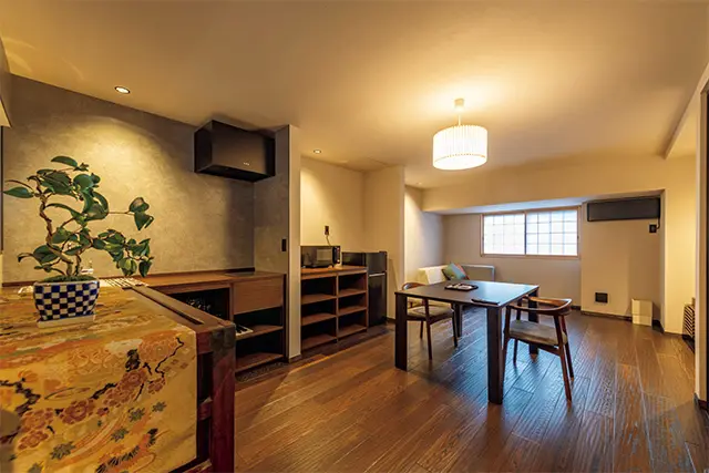 庭園を望む浴室とベッドルーム が1階に、広いリビングが2階に ある「松皮菱/ MATSUKAWABI SHI」。