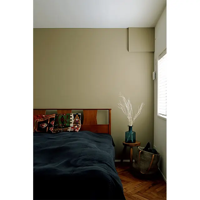 寝室の壁は1面だけニュアンスのあるカーキ