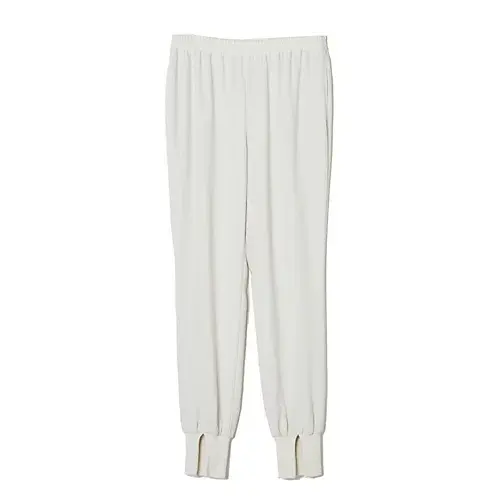 立体的シルエットで50代を美しく見せる「の画像_8