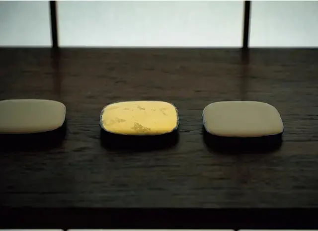 大阪の「アートコートギャラリー」は民間最大規模の空間を生かし、大型作品を中心に展示しているが、こちらは数寄屋建築の床の間や棚に映える小さな作品も多数