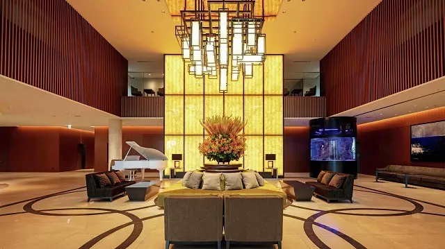 季節の花やアートで飾られたロビー