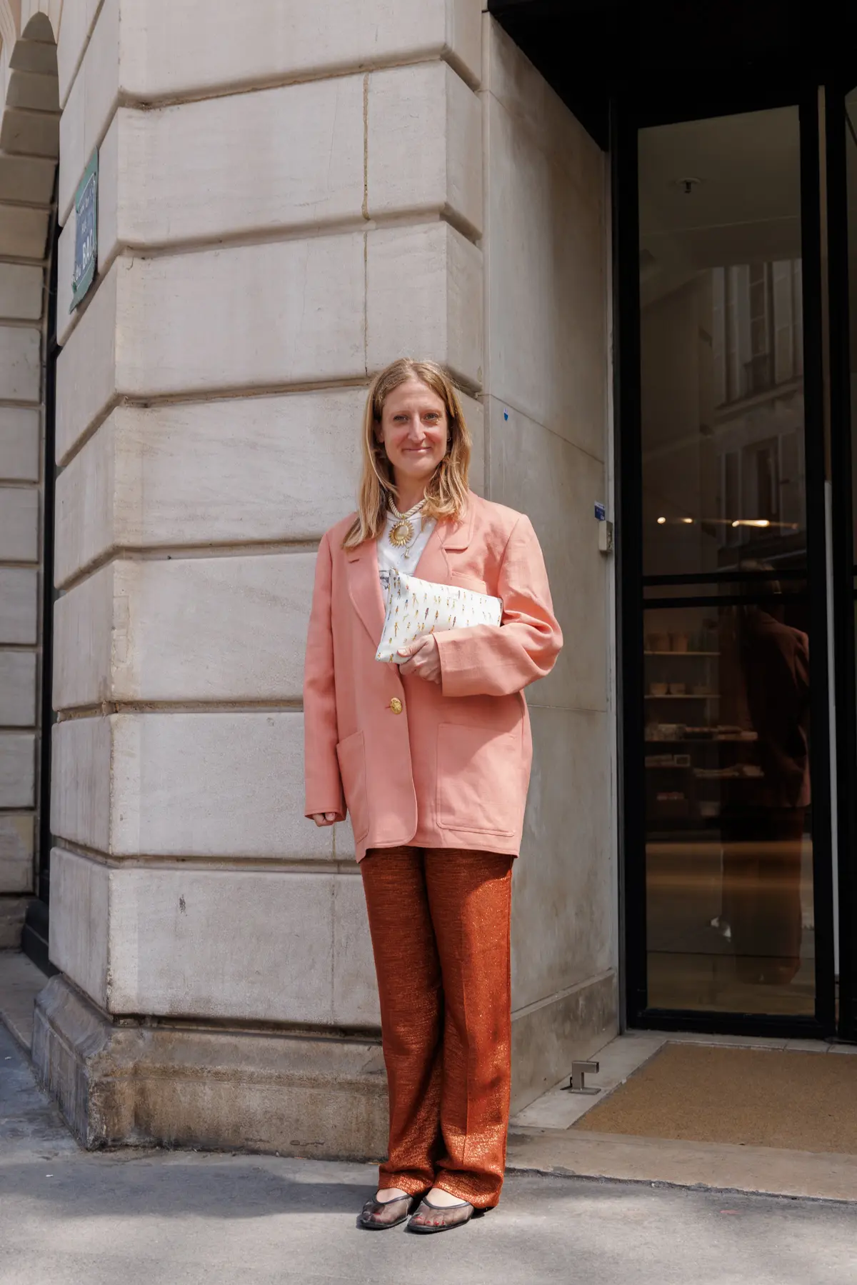 オレンジのパンツがピンクに調和してかわいらしいキャロルの着こなし