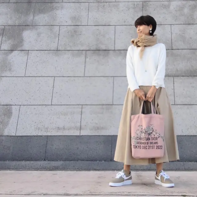 ボリュームスカート　スニーカー　ストール