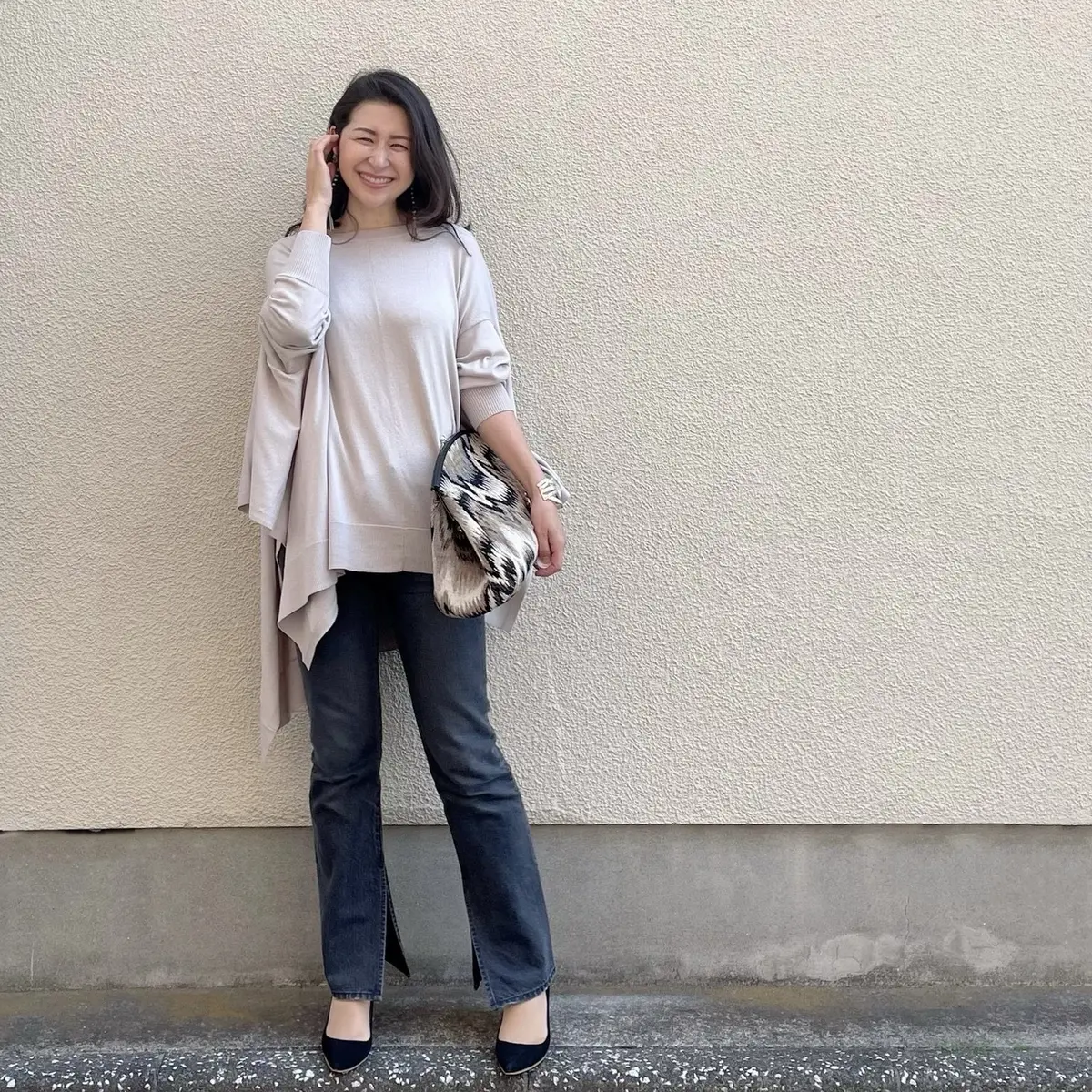 上品ベージュニットの大人カジュアルと春限の画像_1