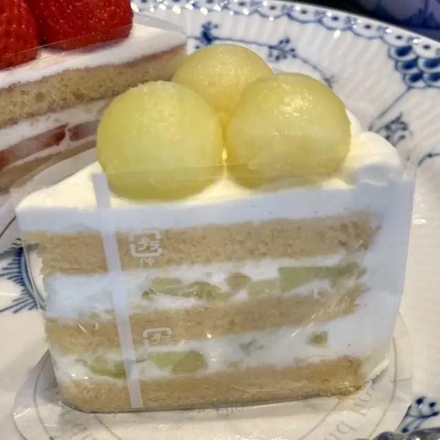 マスクメロンが贅沢に使われたケーキ