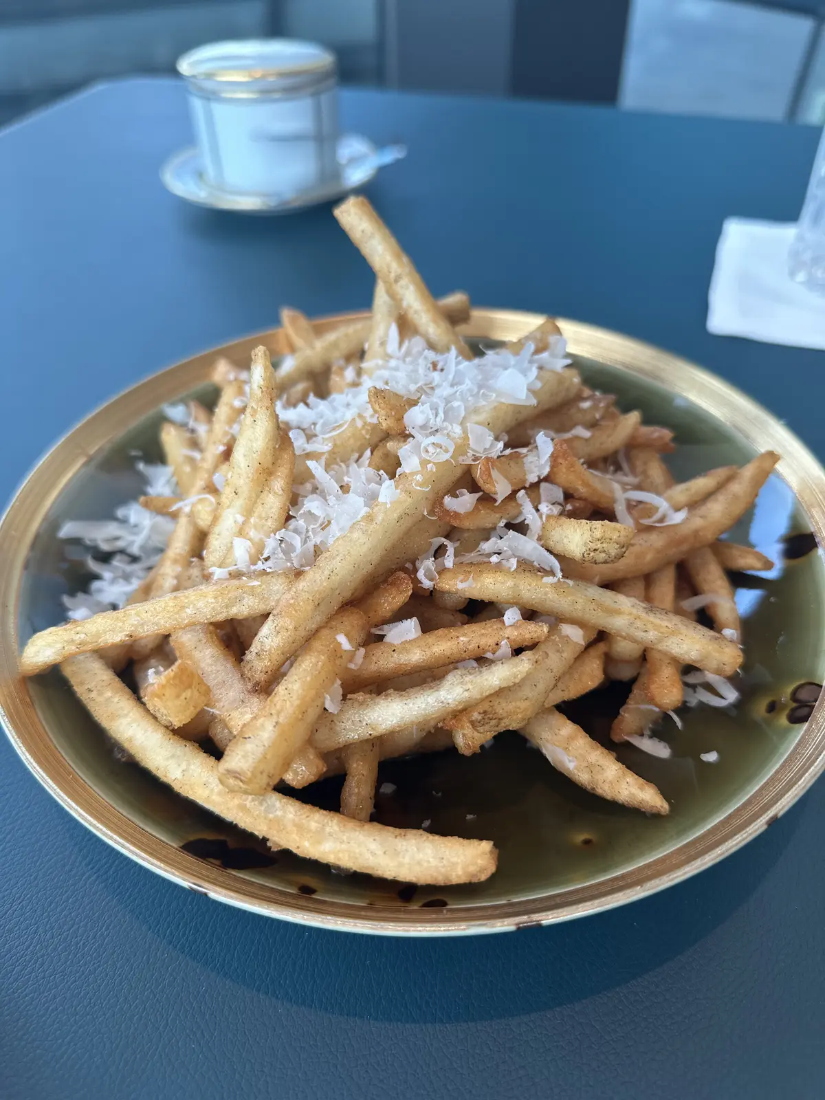 ブラウンプリーツスカートコーデでホテルラの画像_3