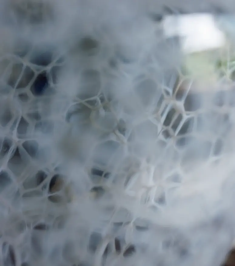 能登　国内旅行　kota glass　有永浩太　織物に着想を得た「gaze」。ベネチアングラスの手法で 糸を紡ぐように仕上げていく