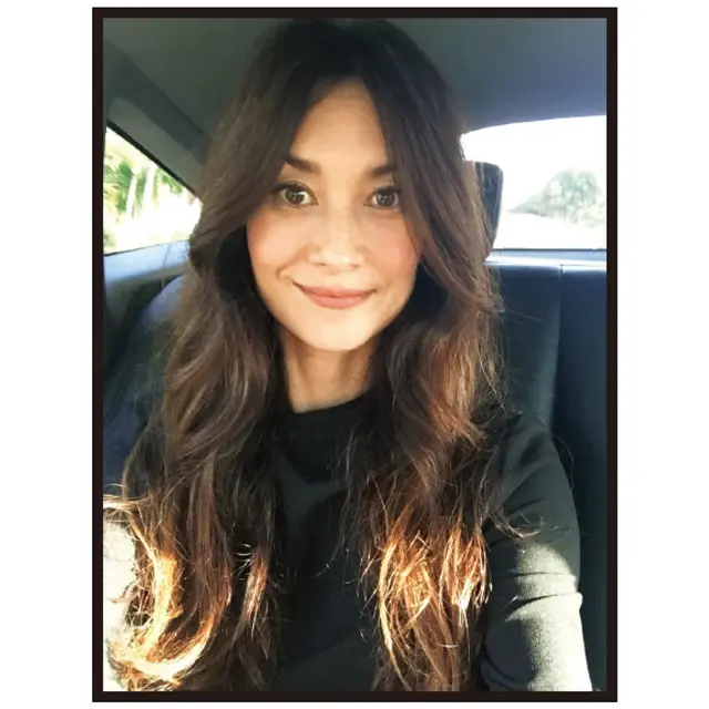 真ん中分けでゆるやかなウェーブのブレンダ