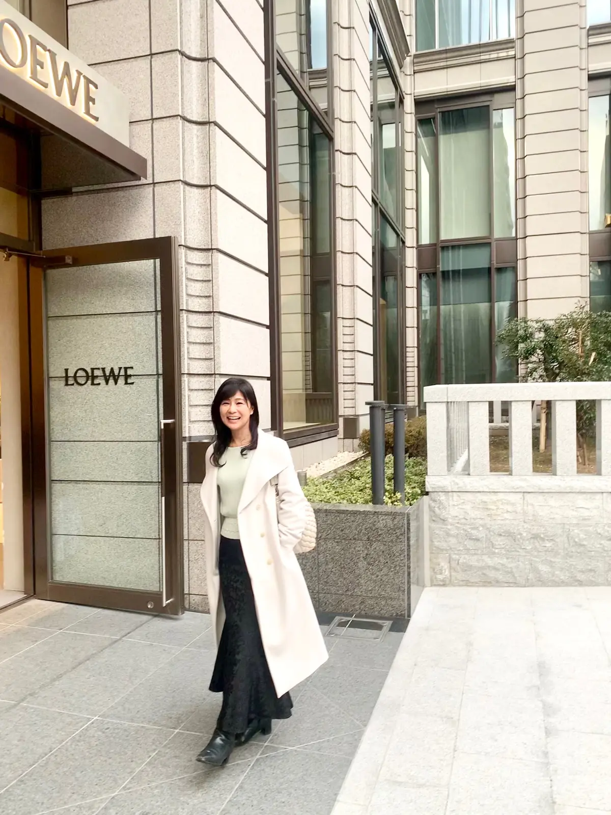 LOEWE、ロエベ、入り口、表参道、白、白コート、白ロングコート、黒、黒ロングスカート、スカート、ロングスカート、ニット、パステルグリーン、ミントグリーン、冬服、冬コーデ、冬服コーデ、冬ファッション。