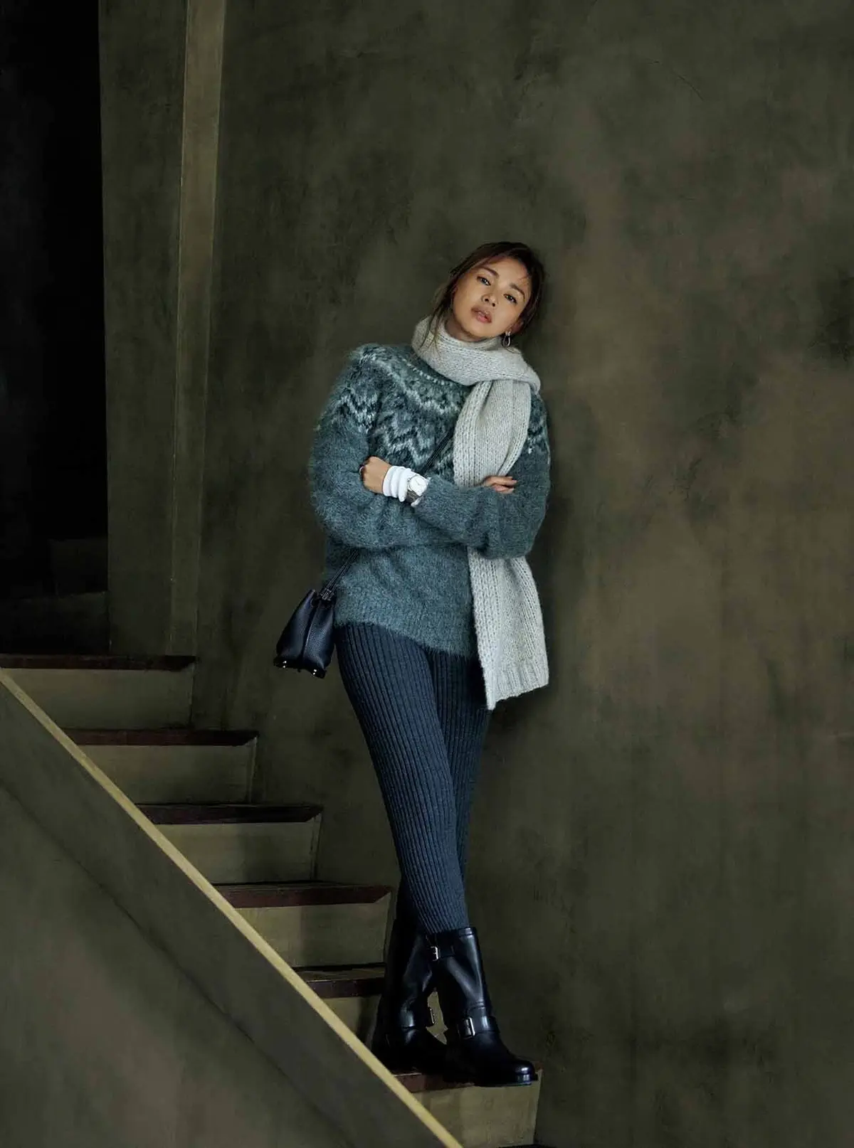 ウインターリゾートの定番、ノルディックニットを軸とした グレーの濃淡のコーディネート。