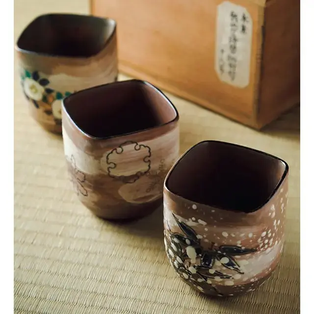 雪笹、雪輪、椿を描いた絵替わり細向付（むこうづけ）は永楽即全（えいらくそくぜん）の作。