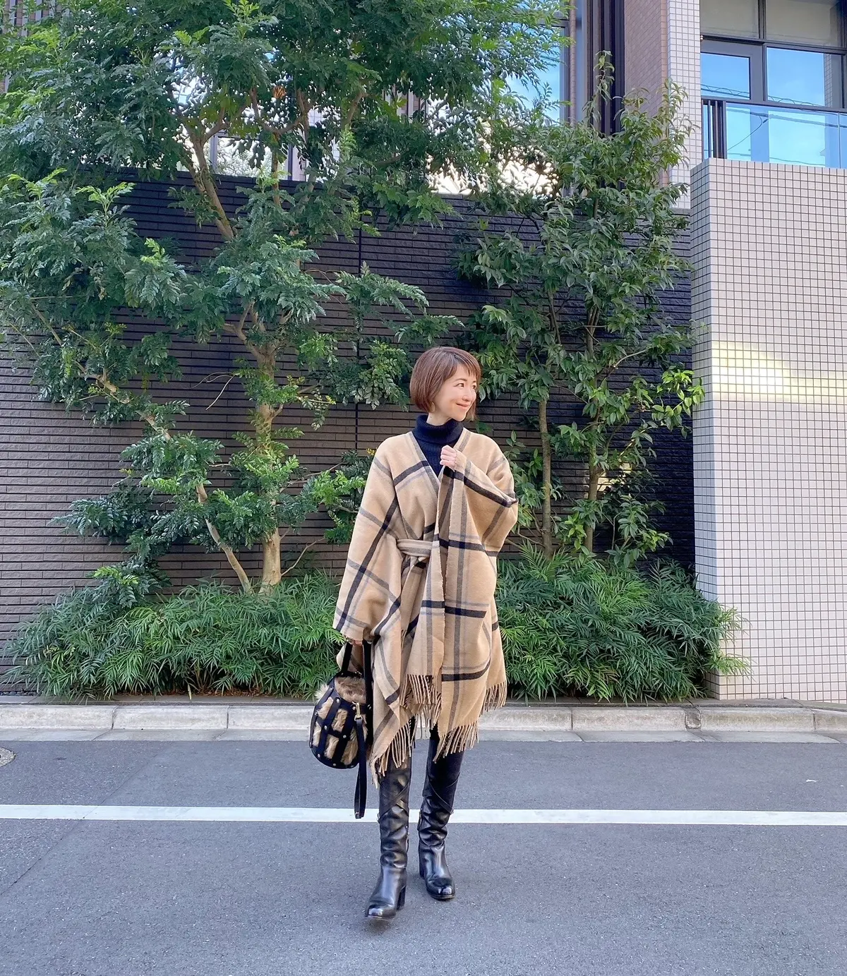 チェック柄マントでリラックススタイルの画像_2