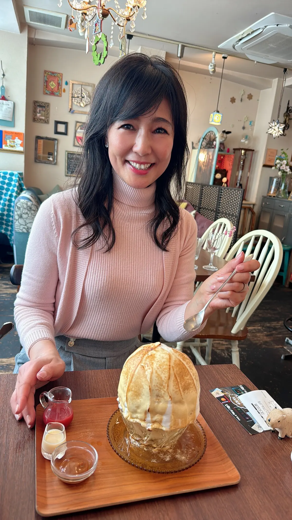 パッチワークソファー、cafe Lumiere、カフェ ルミエール、店内、可愛い、ソファー、可愛いソファー、カントリーテイスト、店内、可愛い店内、ピンク、ニット、ピンクニット、タートル、タートルネック、ハイネック、タートルネックニット、ハイネックニット、ニットアンサンブル、グレー、ライトグレー、パンツ、またワイドパンツ、グレーパンツ、グレーワイドパンツ、ニットコーデ、パンツコーデ、ワイドパンツコーデ、春、春服、春コーデ、春服コーデ、春ファッション、冬服、冬コーデ、ブーツ、黒、黒ブーツ、ショートブーツ、ピンクソファー、パッチワーク、焼きかき氷、焼き氷、メレンゲ、フランベ、いちごソース、練乳、キャラメルソース、美味しい、大きいかき氷、スイーツ、新食感スイーツ、新スイーツ、美味しい