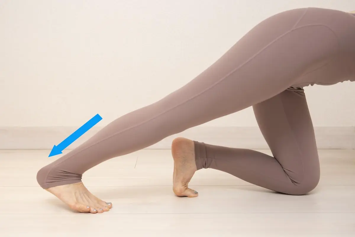 OurAge×Webエクラ　歩き仕事などで足が疲れている場合は、四つん這いになり、上の写真のように足首の後ろを伸ばすようなイメージで踵を床へと下ろしていきます。 