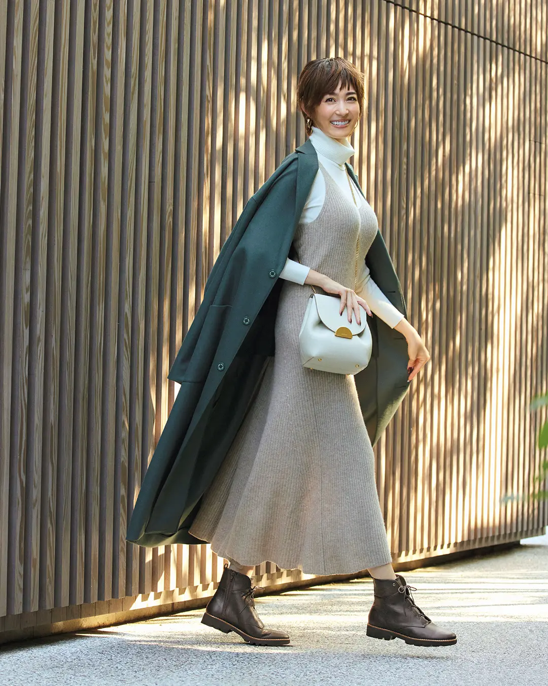 きれいめワンピースルックにボリュームブーツでカジュアルをひとさじ