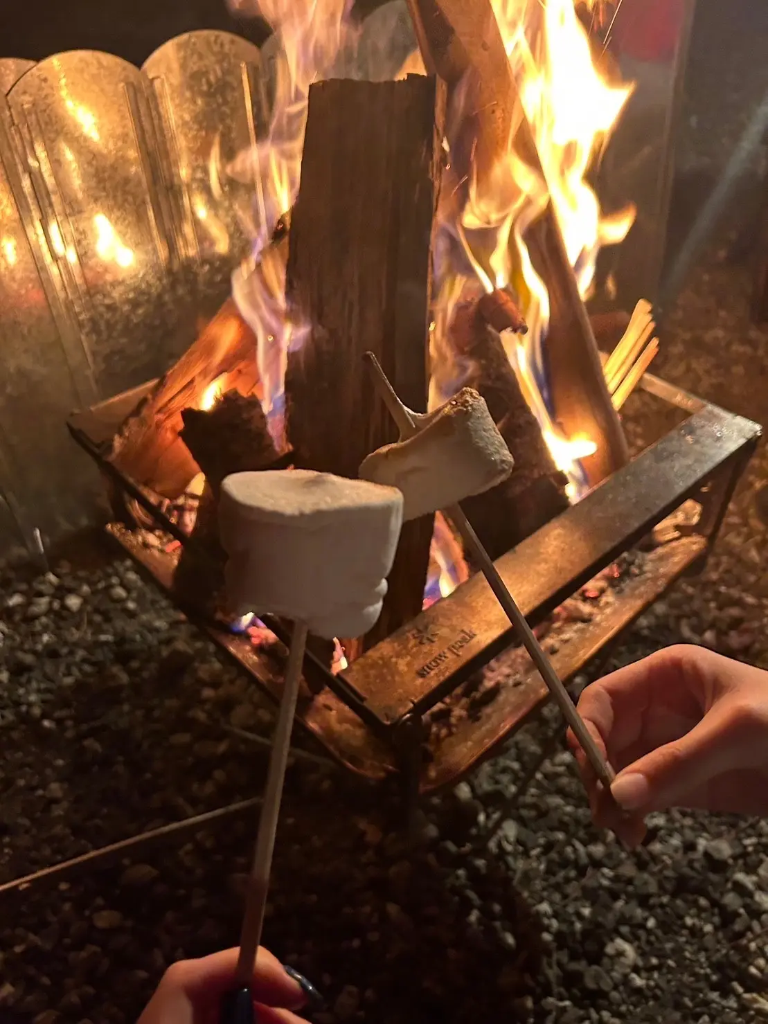 バーベキューデザートの定番。焼きマシュマロ。