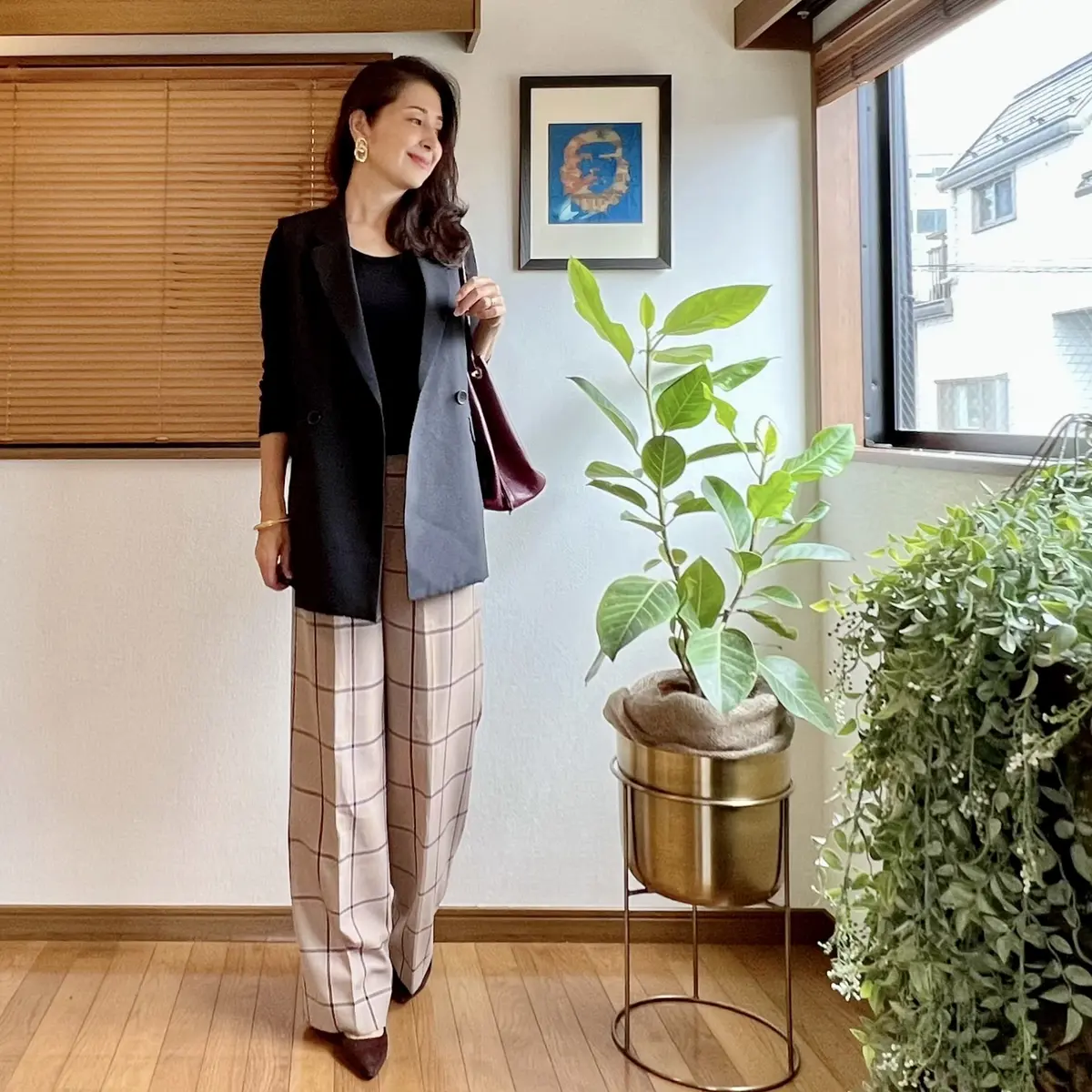 GUジレ　黒Tシャツ　チェック柄ワイドパンツ　ボルドー色のバッグ　茶のパンプス