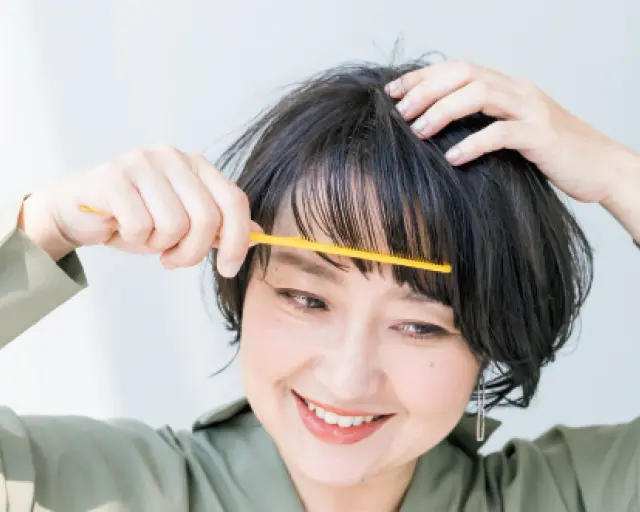 バームをつけておろし前髪を整える