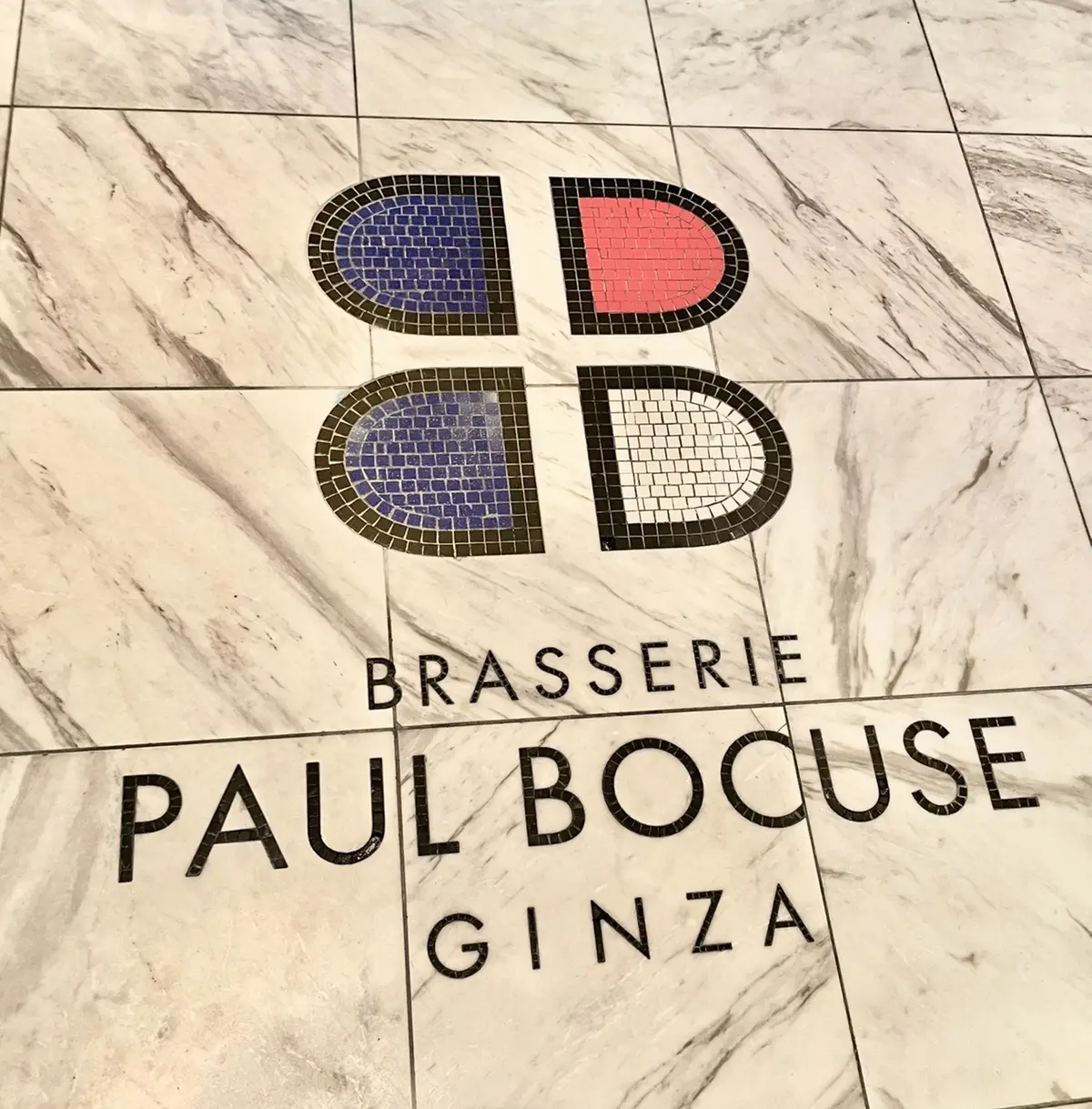 春のベージュワンピースの画像_5