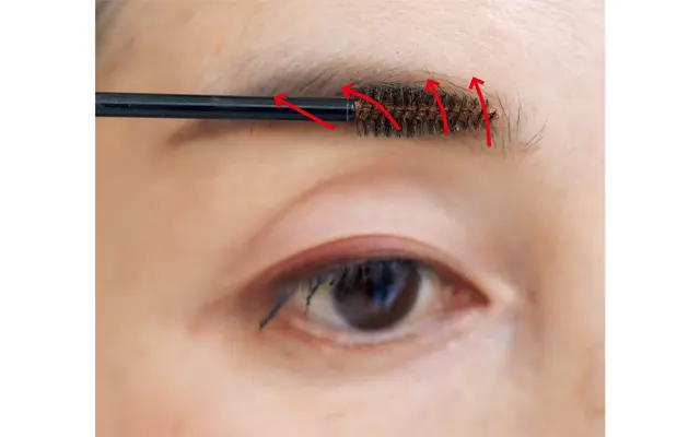 眉マスカラで上向きのハリまつ毛に補整