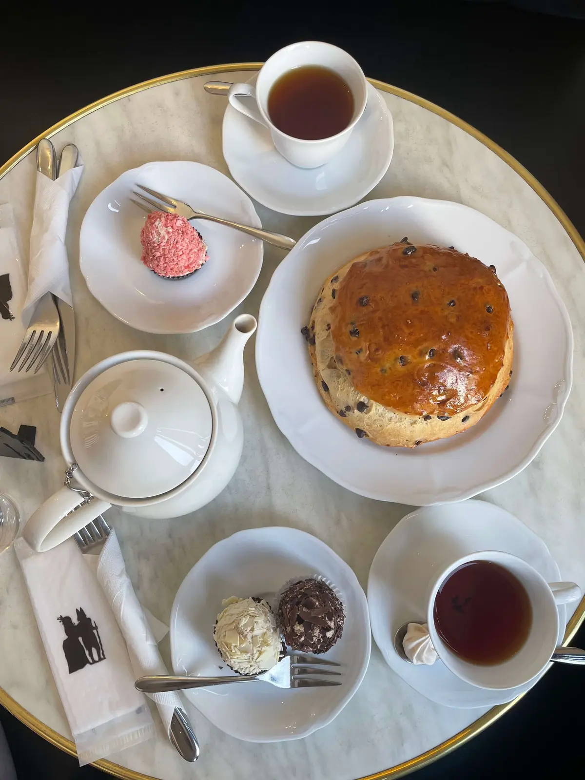 メルベイユ。スイーツ。専門店。Aux Merveilleux de Fred（オー・メルベイユ・ドゥ・フレッド）。エキセントリック（ピンクのメレンゲチップ）、メルベイユ（ダークチョコチップ）、アンクロワヤブル（ホワイトチョコチップ）、クラッシックチョコレート（ブリオッシュ）